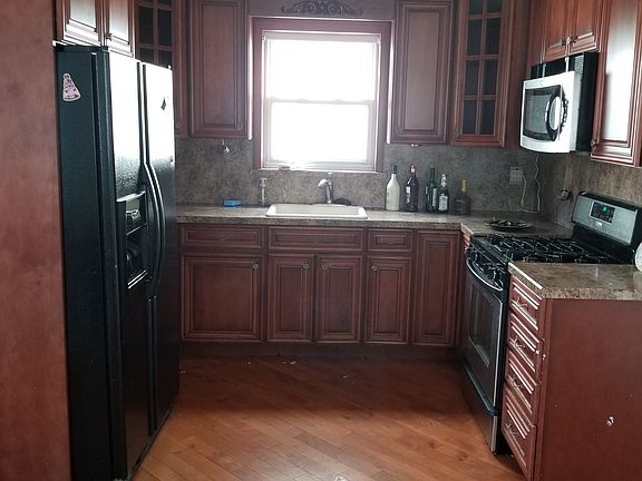 5th image of 92 Burke Ave