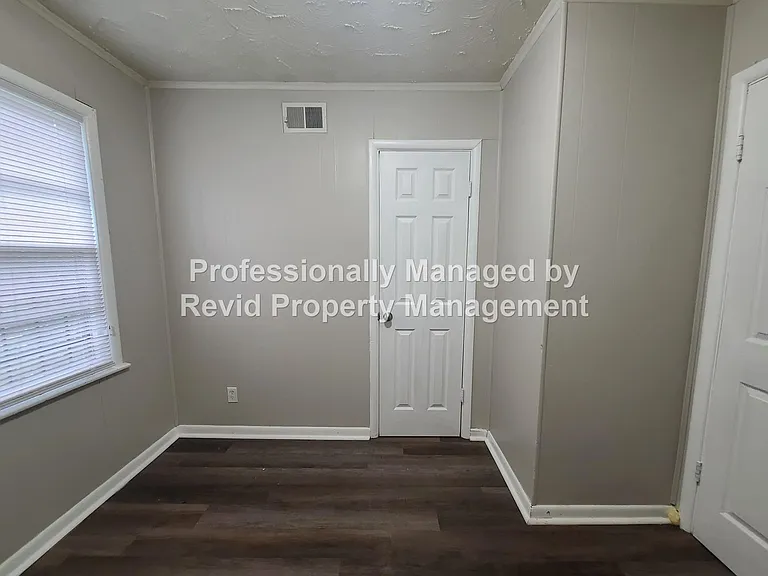 744 Lester St — Photo 8