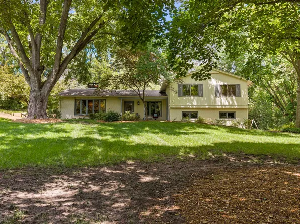 5080 Center Ct, Bettendorf, IA 52722