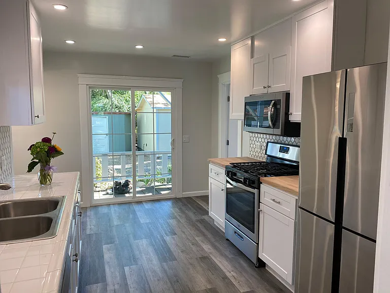 307 W Matilija St — Photo 9