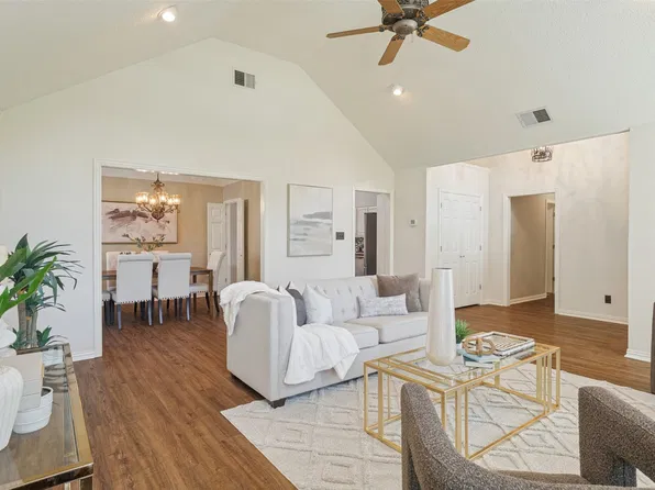 913 Royal Oaks Dr, Lewisville, TX 75067