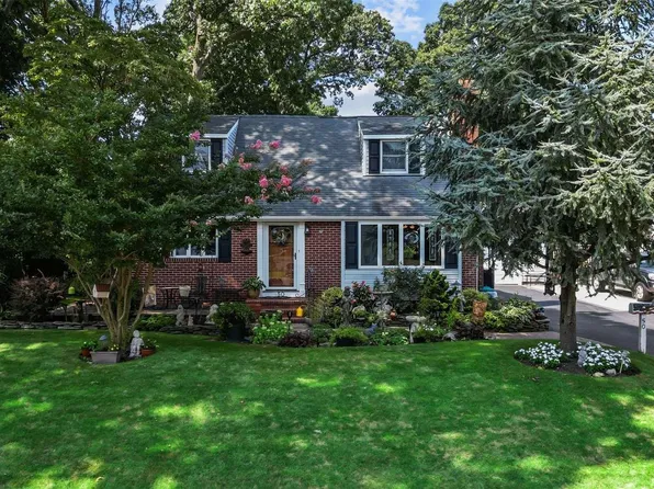 50 Livingston Avenue, Babylon, NY 11702