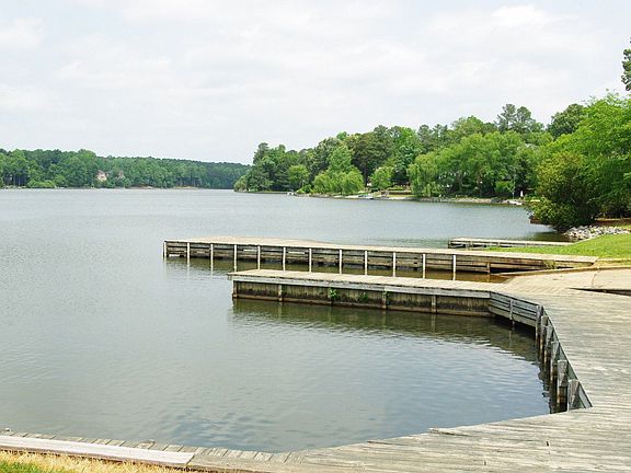 3 community lakes/trails