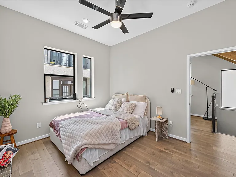 607 Memorial Heights Dr — Photo 16