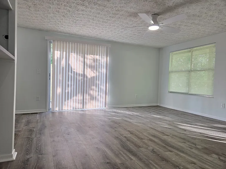 2490 Burgandy Ln — Photo 2
