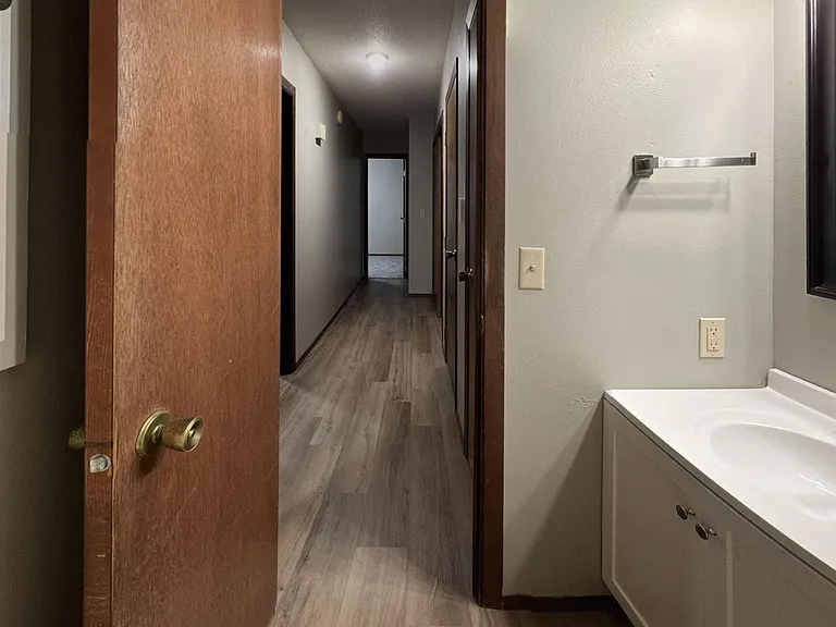 Spacious 2 Bedroom Apartment — Photo 9