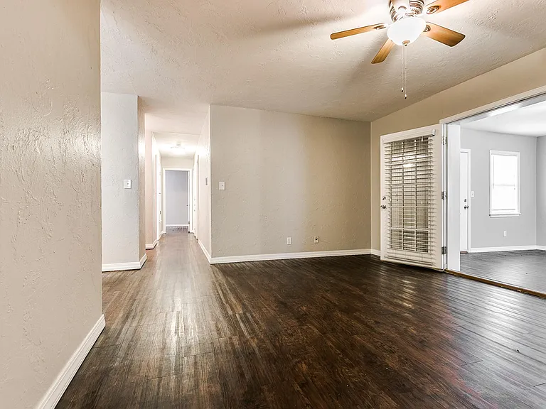 316 Rosewood Dr — Photo 5