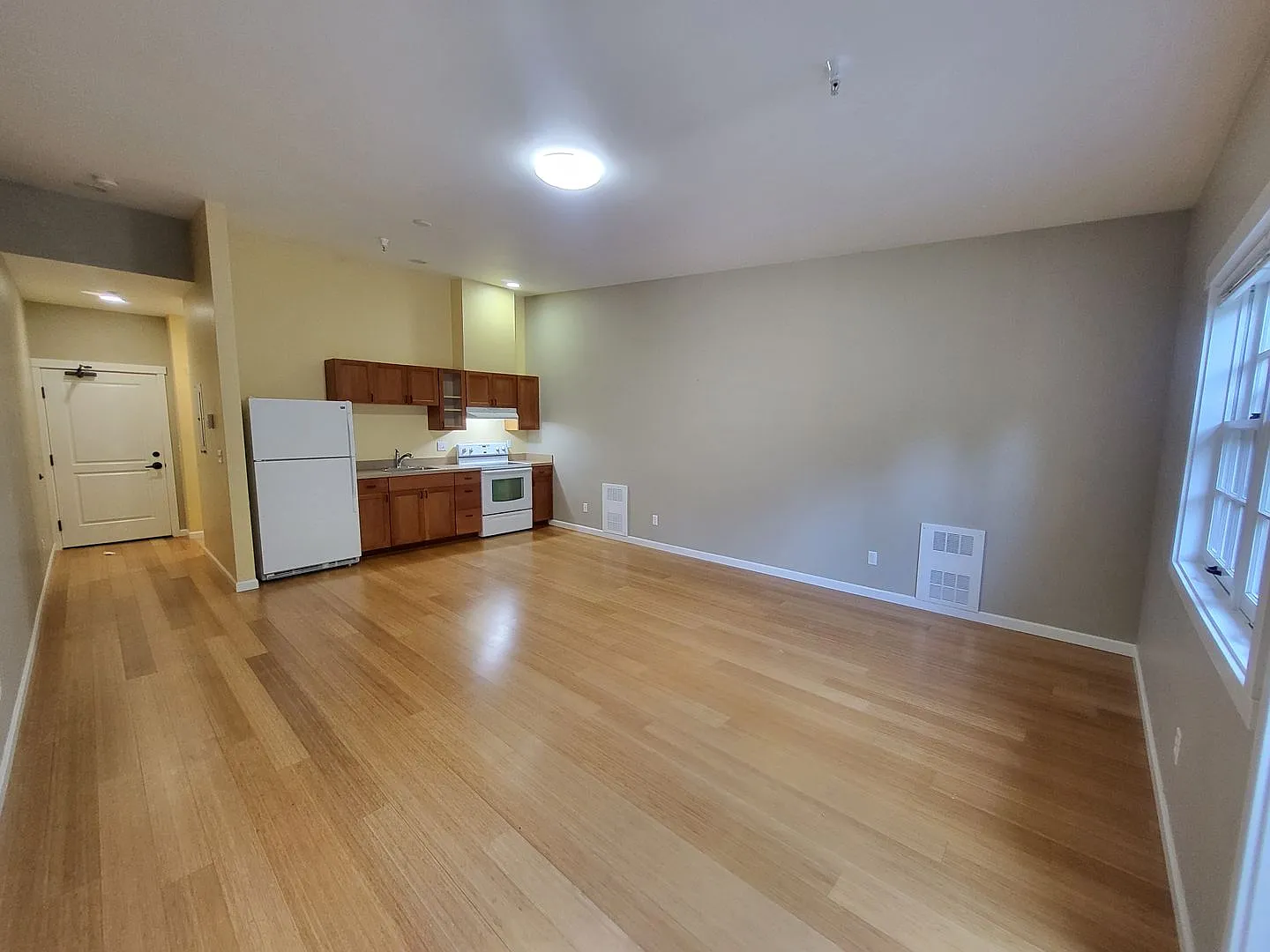 Lynwood Center 4569 — Photo 3