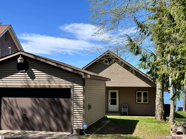 4819 E Shore Dr NE, Kalkaska, MI 49646