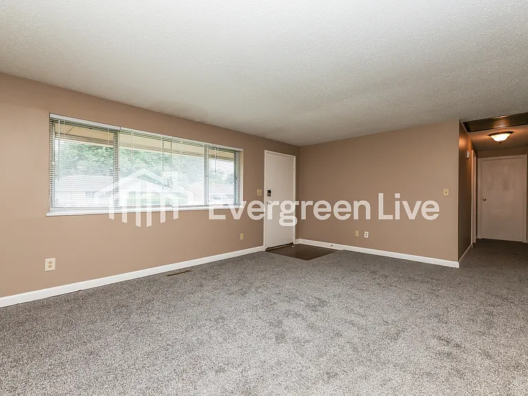 2211 Burnside Dr — Photo 5