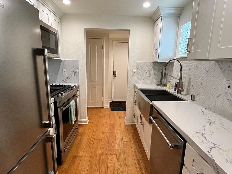 1910 Pelham Ave #4 — Photo 12
