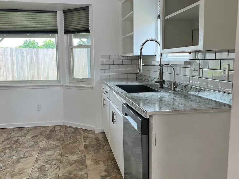 512 Beacon Ave — Photo 9