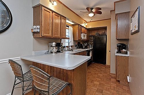 Kitchen w/ peninsula