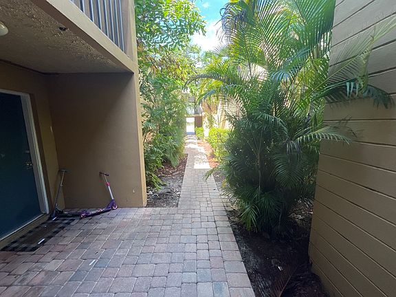 4th image of 1915 Braman Ave