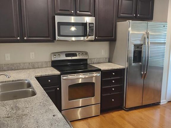 3rd image of 2004 Bartlett Cir #1