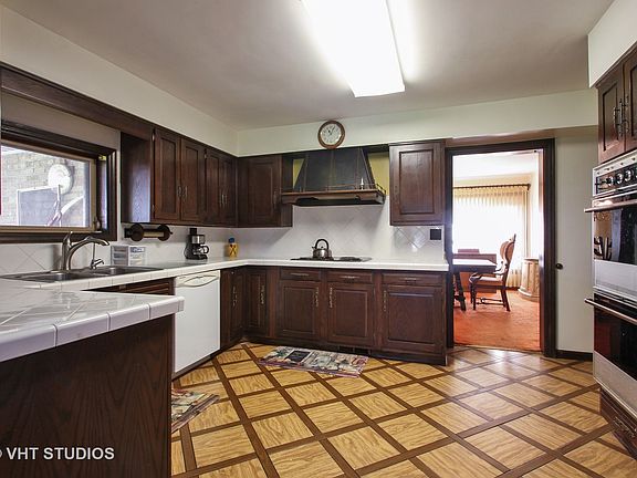3rd image of 6850 N Kilpatrick Ave