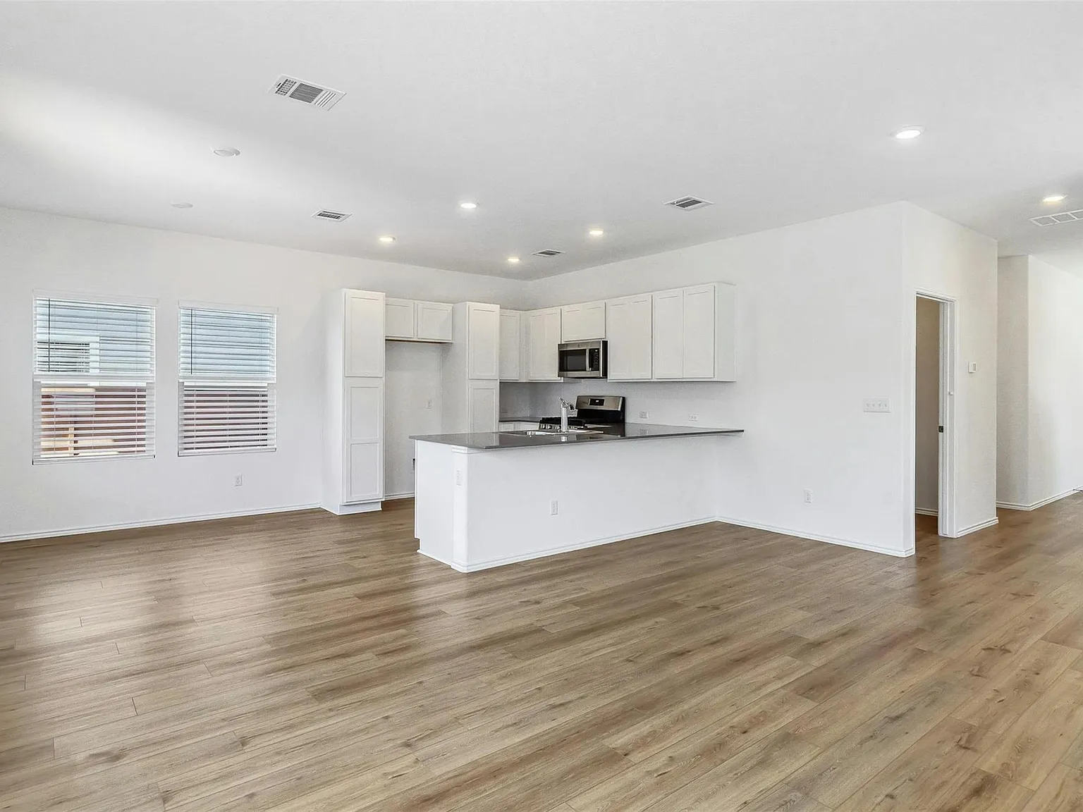 4 bed, 2.5 bath, 1926 sqft, $2,300 — Photo 4