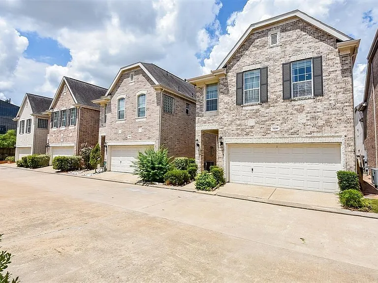 3206 Holly Crossing Dr — Photo 1
