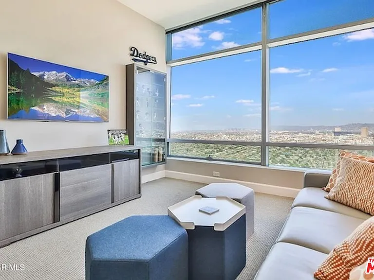 900 W Olympic Blvd #34D — Photo 22