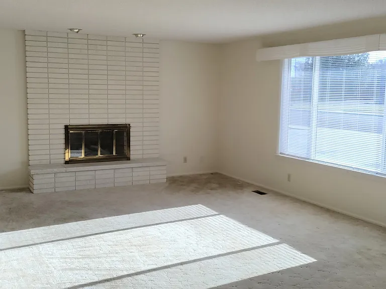 508 W Dakota Ave — Photo 2
