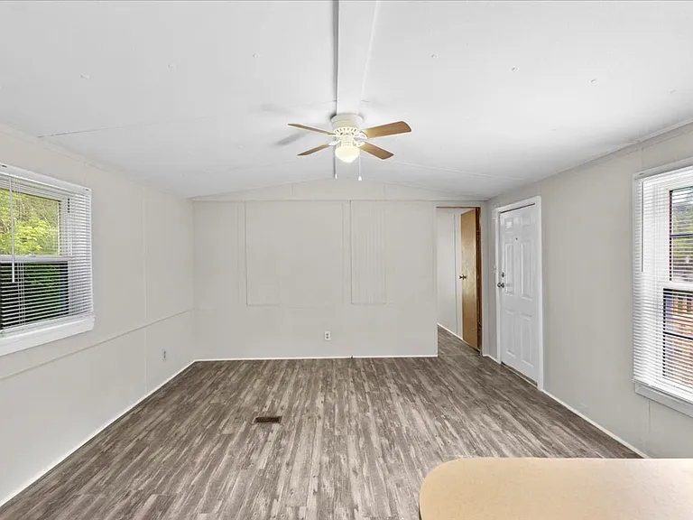 221 Country Ln — Photo 4
