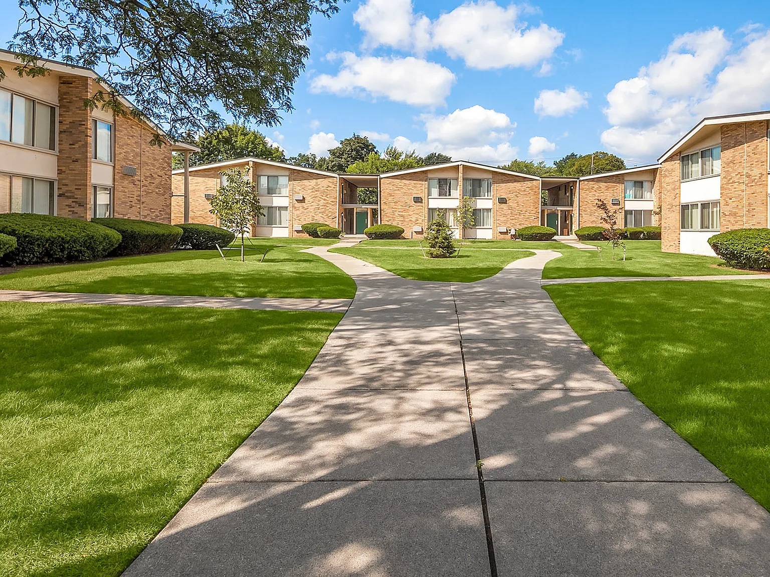 Oakwood Villa Apartments — Photo 1