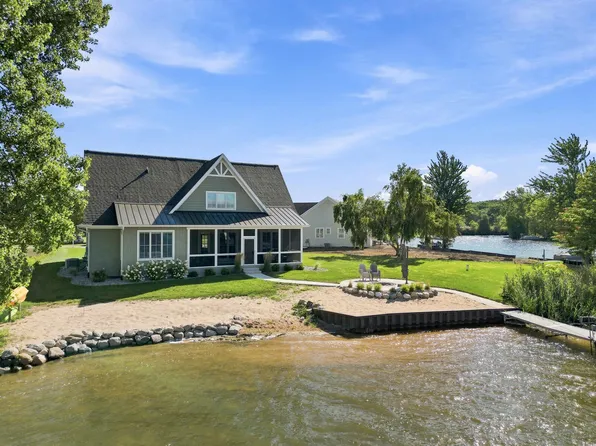 1019 Peninsula Dr, Lake Isabella, MI 48893