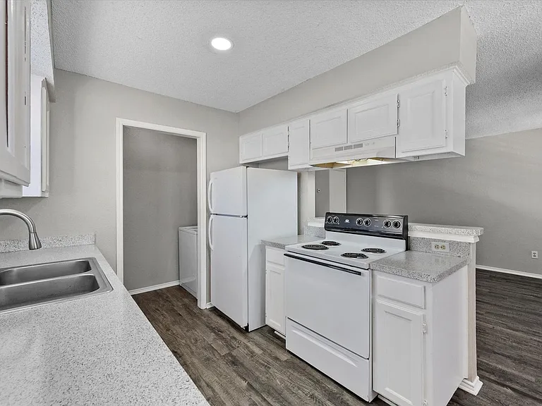 606 Kings Way Dr — Photo 17