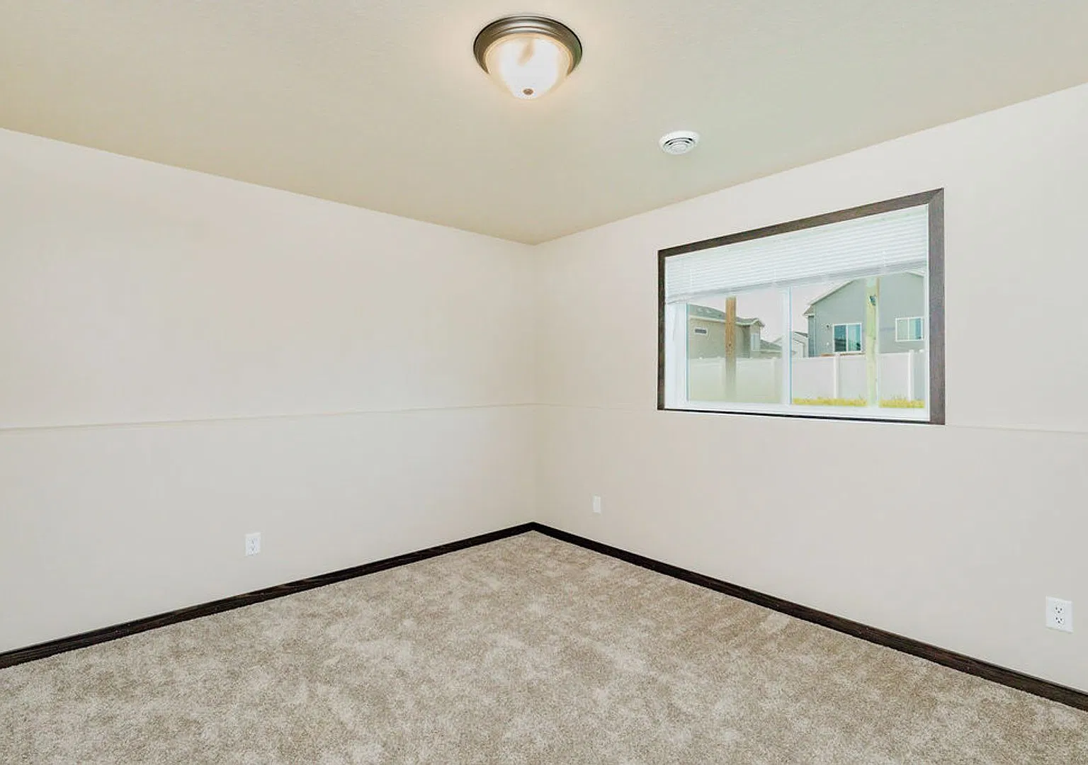 4 bedroom 2 bathroom house — Photo 4