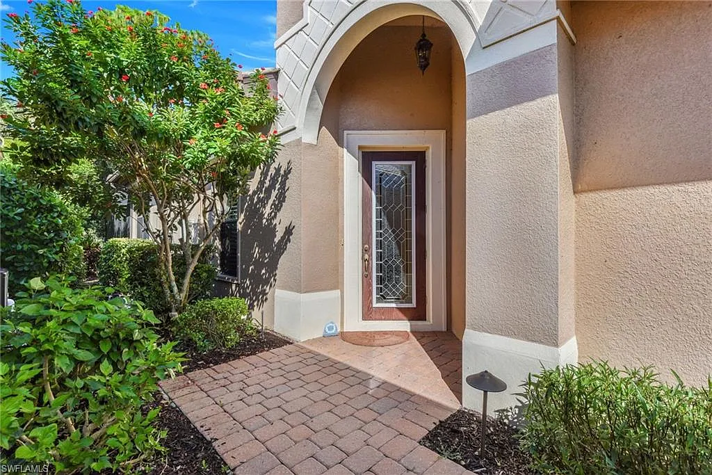 3 bed, 2.0 bath, 2118 sqft, $8,000 — Photo 2