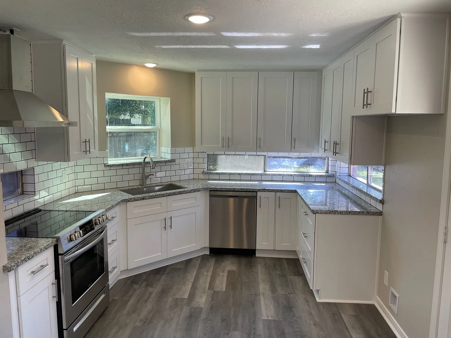 N Willow Dr, Houston — Photo 1