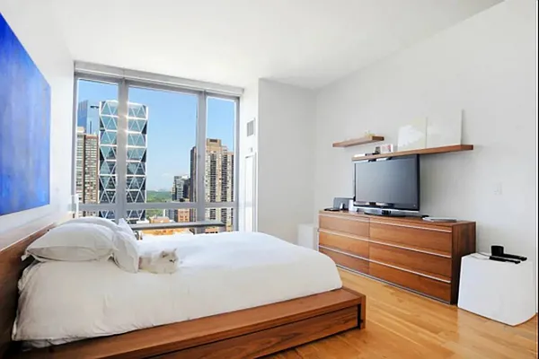 Rented by SERHANT. | media 17