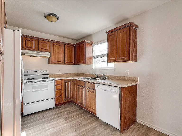 1115 Parkway Trl — Photo 15