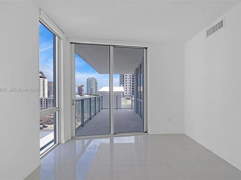1010 SW 2nd Ave #1003 — Photo 18