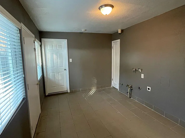 1535 N Fresno St — Photo 7