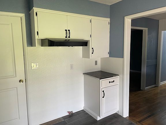 4th image of 2800 SW 52nd St