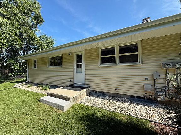 2nd image of 211 E Paradise Dr #211