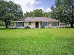 101 Meadowood Rd, Enchanted Oaks, TX 75156