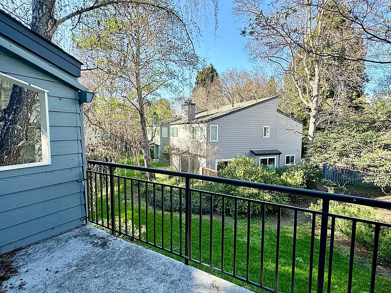 40 Emery Bay Dr — Photo 2