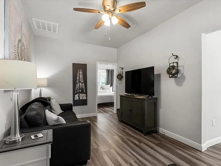 1114 W Elsmere Pl — Photo 4