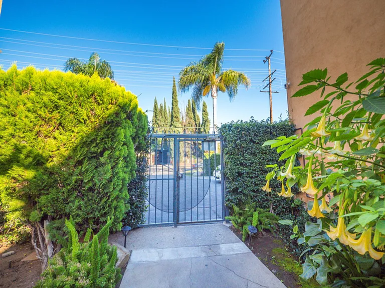 7351 Variel Ave — Photo 39