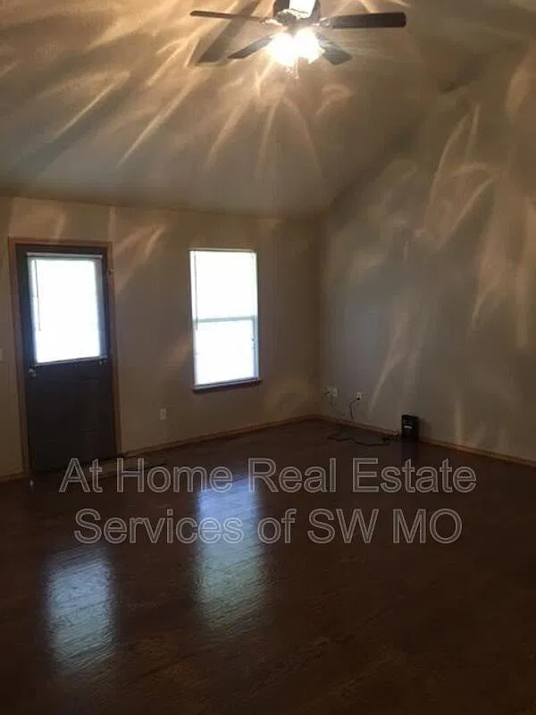 3 bed, 2.0 bath, 1361 sqft, $1,330 — Photo 2
