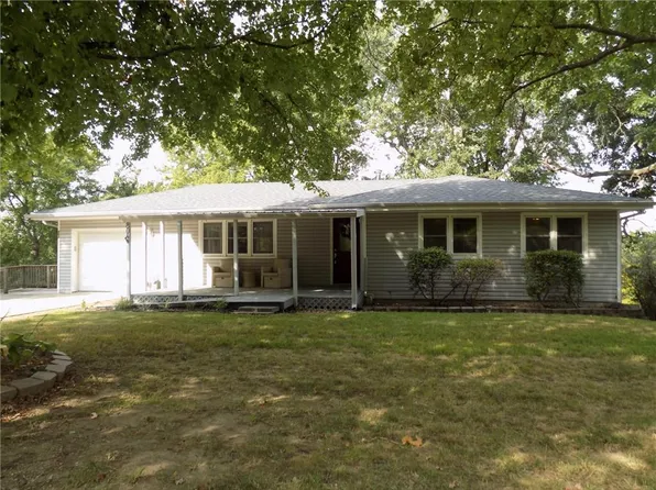 804 N 6th St, Wathena, KS 66090