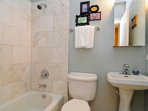 3rd image of 1048 W Lawrence Ave APT 3