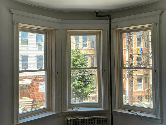 2nd image of 5931 Catalpa Ave #2