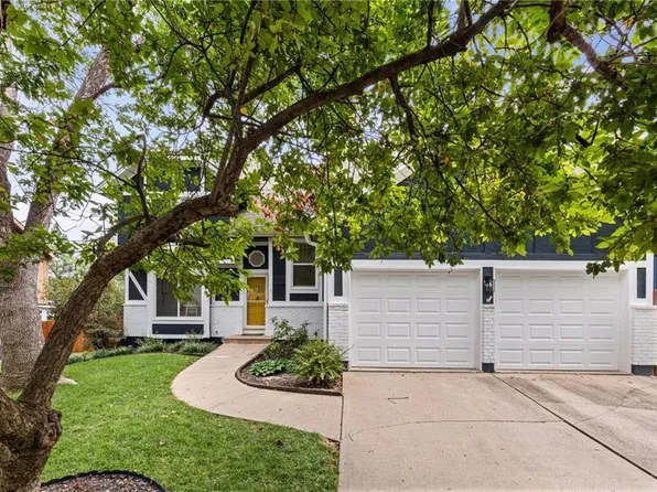 8933 Woodstone St, Lenexa, KS 66219