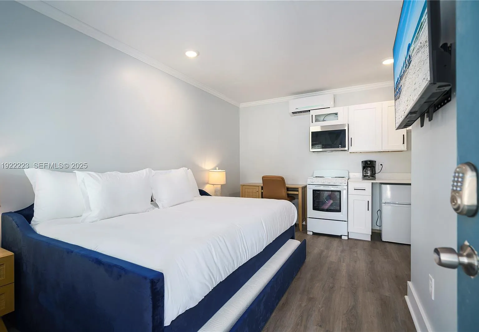 Studio, 1.0 bath, 200 sqft, $1,450 — Photo 2
