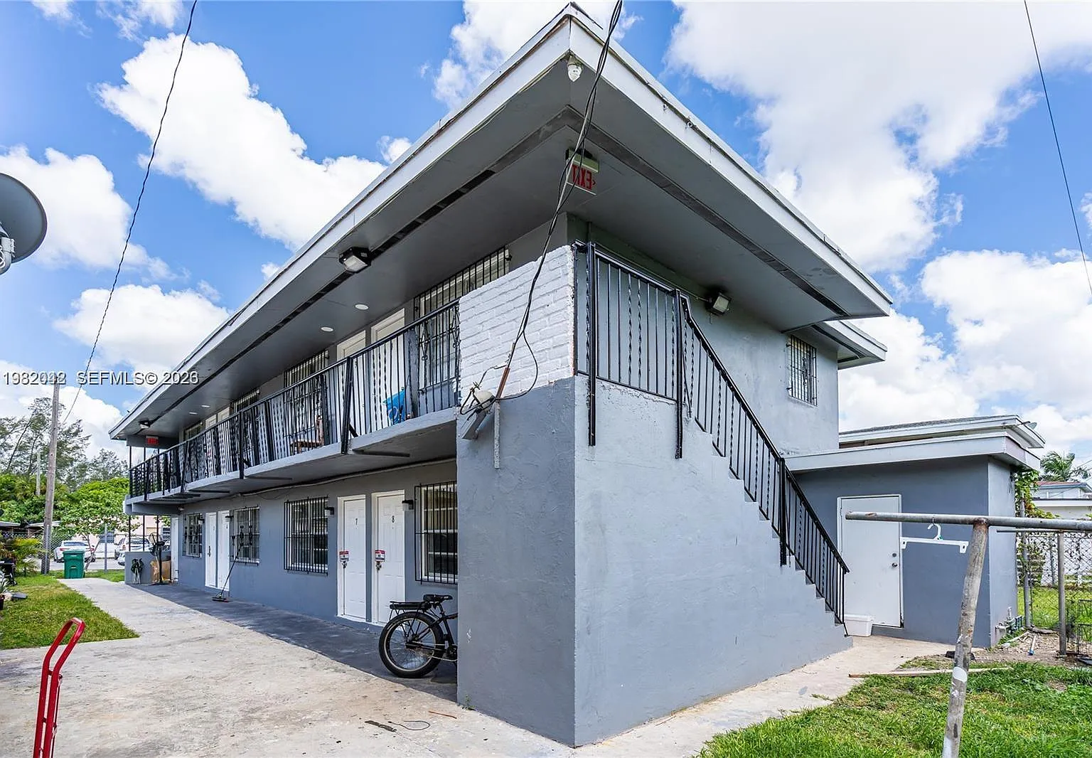 Coral Bay Manor — Photo 3