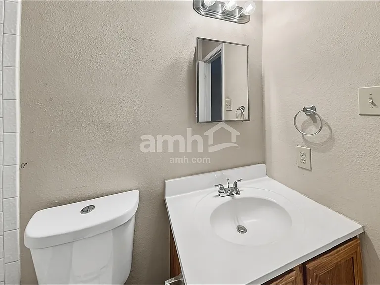 7659 Chatsworth — Photo 11