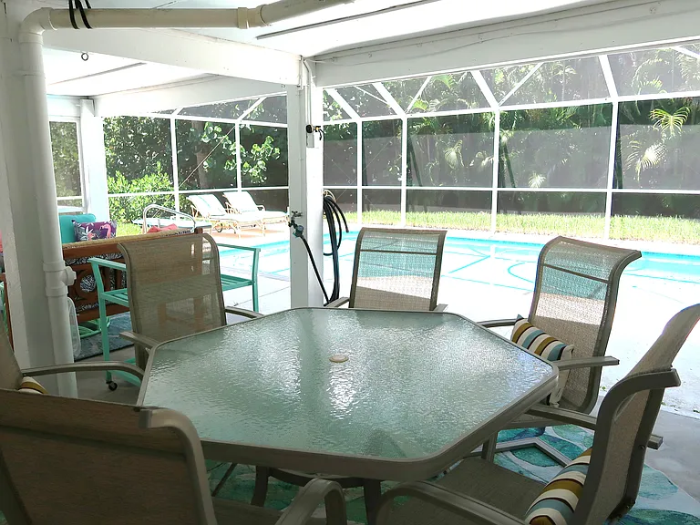 Screened Lanai & Outdoor Dining Area